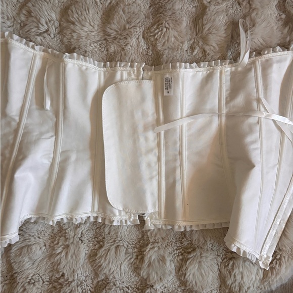 Elegant White Corset Top - Picture 2 of 3